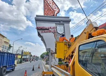 Ditabrak Truk Kontainer, Gapura Perbatasan Sukoharjo-Karanganyar Retak dan Terancam Roboh