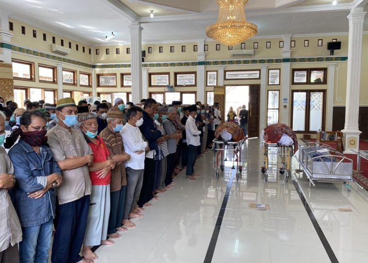 Jenazah Keluarga Terkubur di Indramayu Dishalatkan, Isak Tangis Mengiringi