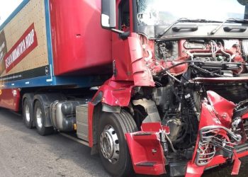 Truk Trailer Bermuatan Rokok Gudang Garam vs Truk Box, Begini Kronologi Laka Jombang