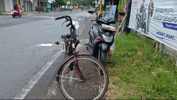 Sepeda Motor Hantam Pesepeda, Insiden di Jalan Parangtritis