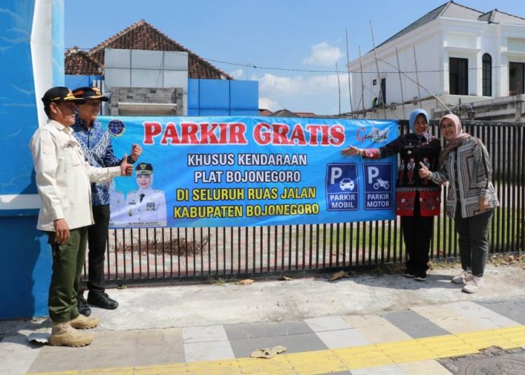 Dishub Bojonegoro Pasang Banner Parkir Gratis di Sejumlah Ruas Jalan