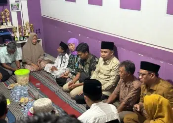 Langsung Turun Tangan, Khofifah Tinjau Keluarga Korban Bus Probolinggo