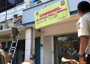 Satpol PP Mojokerto Segel 6 Papan Reklame Tak Berizin di Titik Strategis