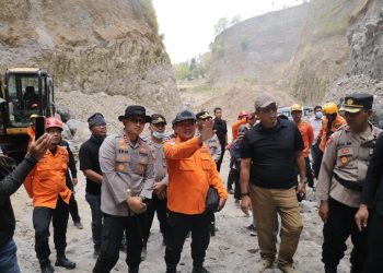 Kapolres Magetan Pimpin Evakuasi Korban Longsor Tambang Trosono