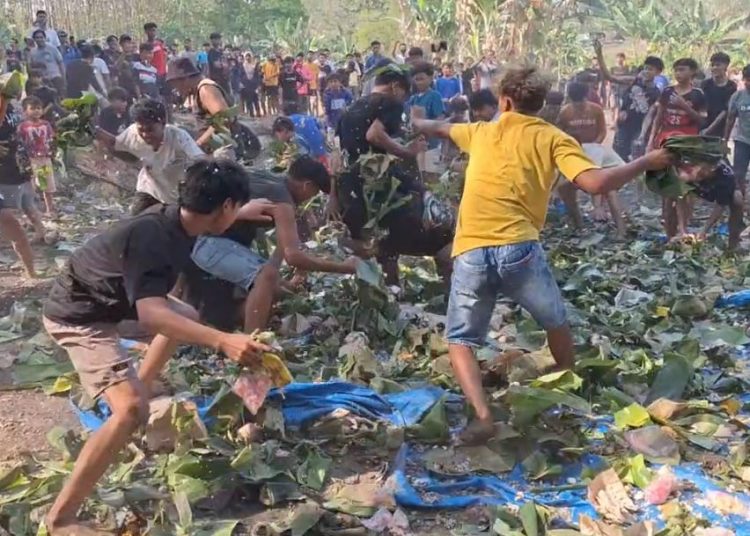Ngawi Gelar Tradisi Perang Nasi, Warga Rayakan Panen dengan Seru