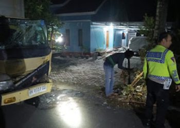 Truk Tabrak Pohon Kelapa, Satu Penumpang Alami Patah Tulang