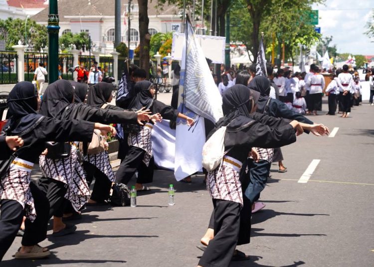 Pesilat Nusantara hingga Mancanegara Bersatu di Pawai Pencak Malioboro Festival