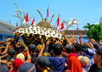 Ribuan Warga Berebut Gunungan di Puncak Sekaten Surakarta 2025