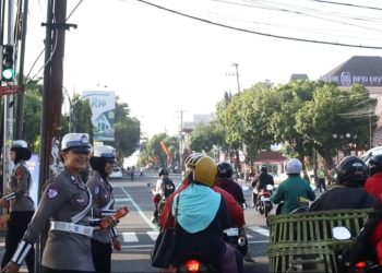 HUT Polwan dan Lalu Lintas, Satlantas Gunungkidul Tebar Senyum dan Cokelat