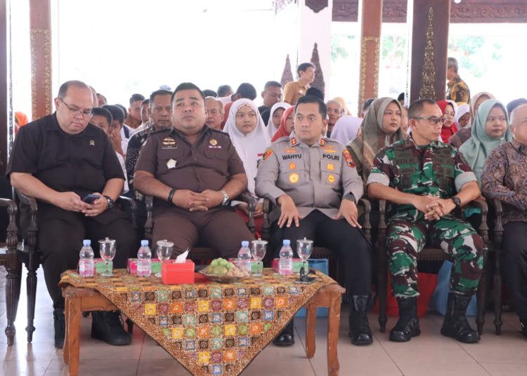 Bersinergi, Kapolres Wonogiri Hadiri Penyerahan Seragam Gratis