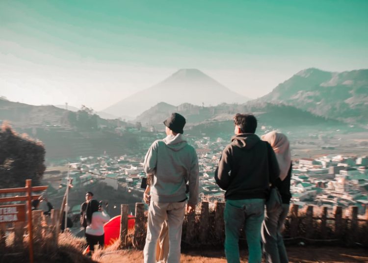 Bukit Scooter, Spot Sunrise Mistis nan Romantis di Dieng
