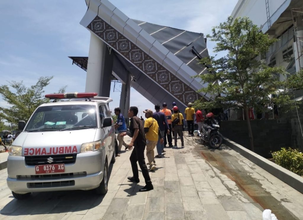 Atap Teras Gedung Rp110 Miliar Pemkab Brebes Ambruk, Dua Pekerja Luka