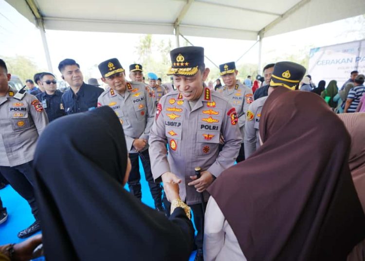 Warga Antusias, Kapolri Bagikan Bansos dan Pastikan Harga Beras Sesuai HET