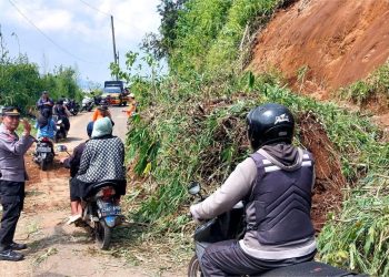 Longsor di Wonosobo, Jalan Kampung Krakal Tertutup Material Tanah dan Batu