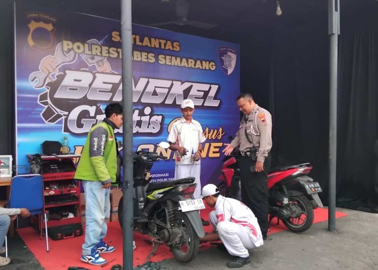 Satlantas Semarang Gelar Servis Gratis untuk Ojol di Simpang Lima