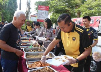 Polres Boyolali dan Pemkab Bagikan 1.300 Porsi Makanan di Jumat Berkah