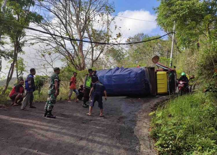 Mesin Mati di Tanjakan, Truk Bermuatan Mi Instan Terguling di Wonogiri