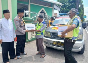 Jumat Berkah, Polres Wonogiri Apresiasi Dua Warga Penjaga Keselamatan Jemaah