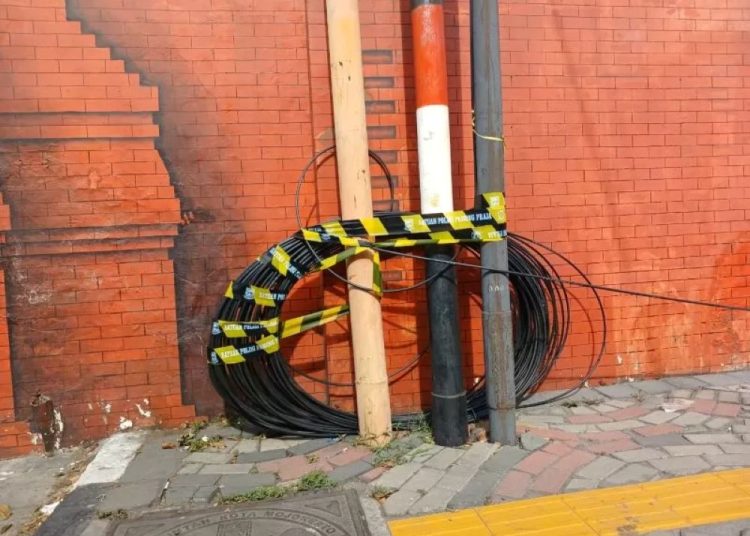 Tiang Internet Ilegal Disegel Satpol PP Mojokerto, Proyek Pemasangan Kabel Dihentikan Sementara