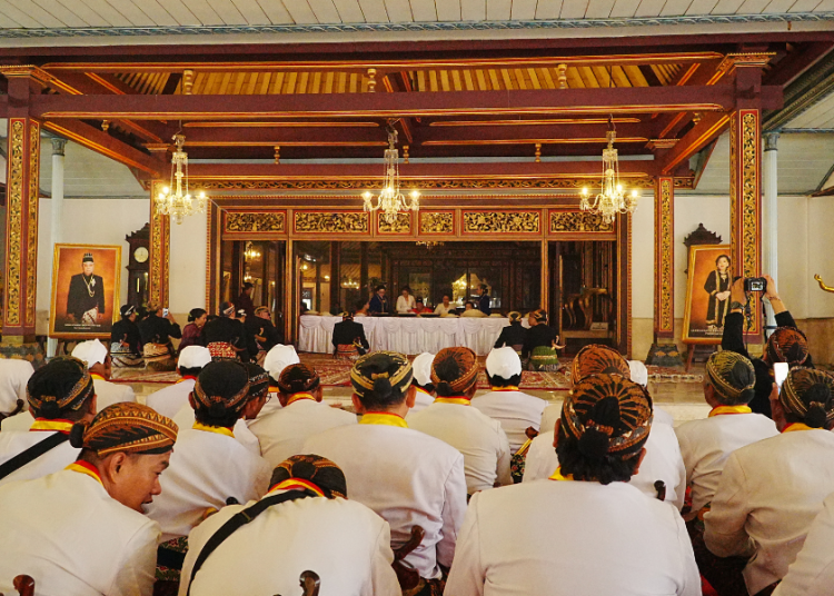 Pakoe Boewono XIII Pimpin Tradisi Maringaken Sekul di Keraton Surakarta