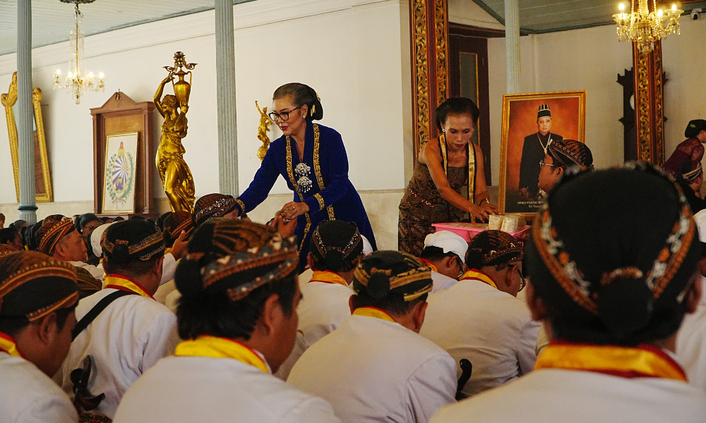 Pakoe Boewono XIII Pimpin Tradisi Maringaken Sekul di Keraton Surakarta