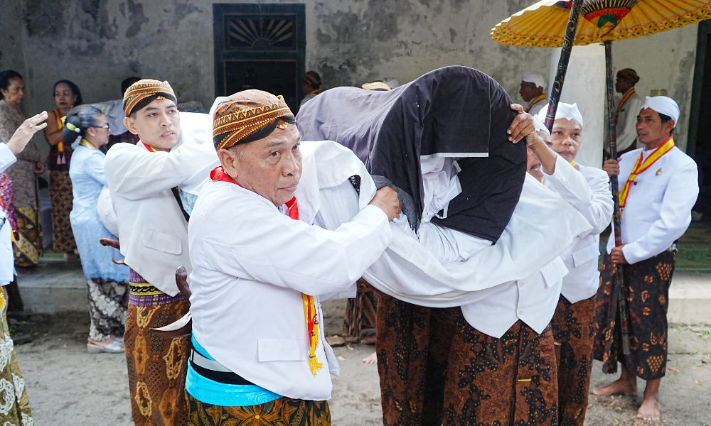 Kraton Surakarta Gelar Jamasan Kanjeng Kyai Dhudha Jelang Bethak Adang Tahun Dal 1959