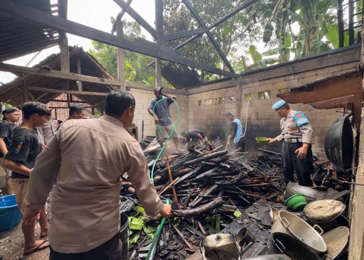 Polsek Nogosari Tangani Kebakaran Dapur Rumah Warga di Desa Pojok, Boyolali