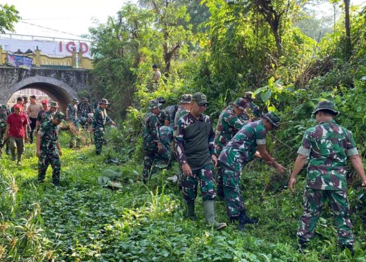 HUT Kodam IV, TNI dan Warga Gotong Royong Bersihkan Sungai Wonosari