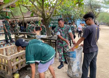 Sambut HUT Ke-80, TNI Percantik Pantai Slili Lewat Karya Bakti