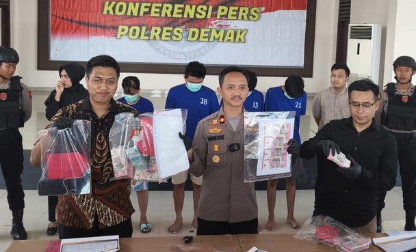 Cetak Uang Palsu Pakai Printer, Ibu dan Dua Anak Diringkus Polisi