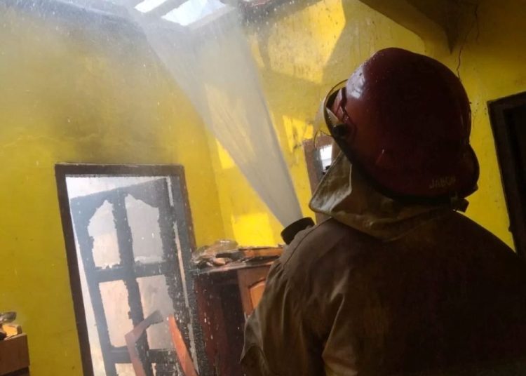 Kebakaran Kos di Mojokerto, Api Padam dalam Sejam, Penghuni Selamat