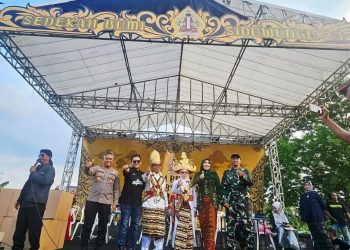 Tradisi Sedekah Bumi, Ribuan Warga Gresik Nikmati 3,25 Ton Ayam Gratis