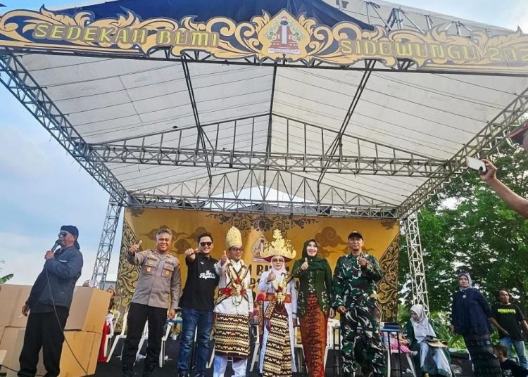 Tradisi Sedekah Bumi, Ribuan Warga Gresik Nikmati 3,25 Ton Ayam Gratis