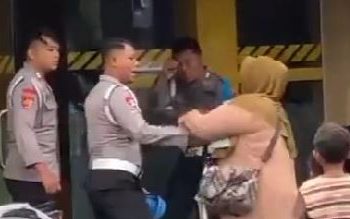 Emak-emak Siram Bensin ke Anggota Polres Sragen, Disiarkan Live di Facebook