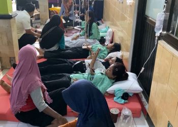Keracunan Massal Diduga dari MBG, 51 Siswa SMKN 1 Sine Dilarikan ke Puskesmas