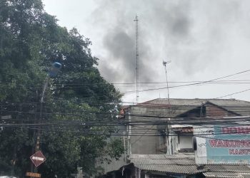 Permukiman Padat di Kebon Pala Terbakar, Damkar Kerahkan 3 Unit Mobil