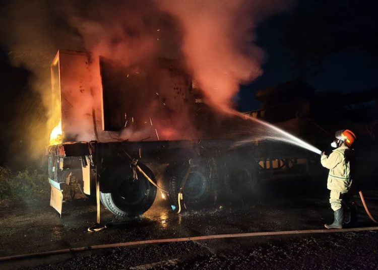 Truk Bermuatan Genset Terbakar di Jombang, Diduga Radiator Overheat
