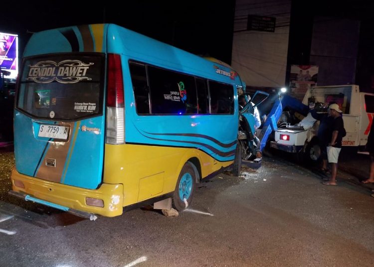 Lengah di Lampu Merah, Minibus vs Truk di Jombang Telan 8 Korban Luka
