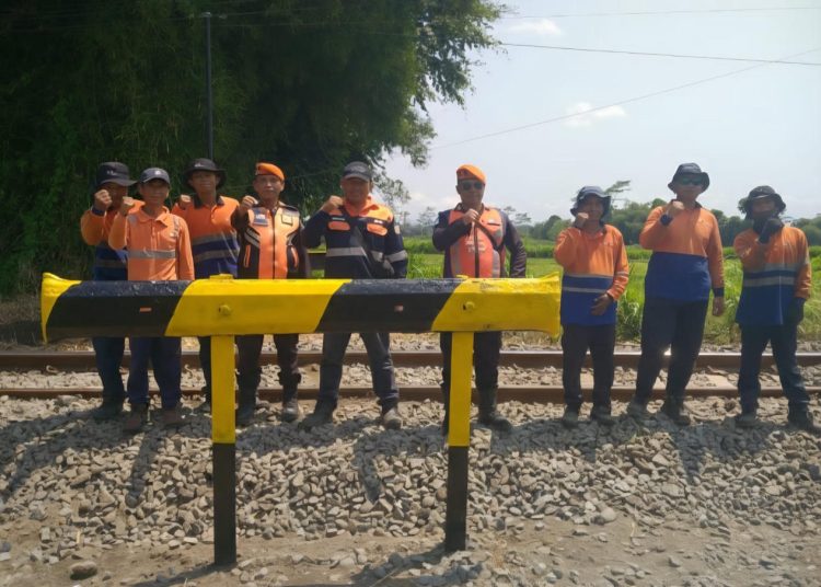 KAI Daop 7 Madiun Tutup Perlintasan Sebidang Liar, Cegah Potensi Kecelakaan di Jalur Kereta