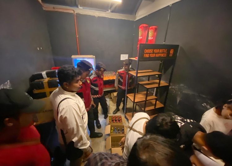 Razia Miras di Tulungagung, Petugas Amankan Puluhan Botol