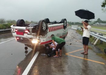 Ambulans Terbalik di Tol Jombang-Mojokerto, 5 Orang Luka-Luka