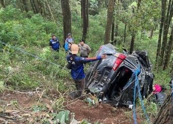 Ngeri! Mobil Jenis MPV dari Surabaya Masuk Jurang di Pacet-Cangar, 2 Orang Tewas