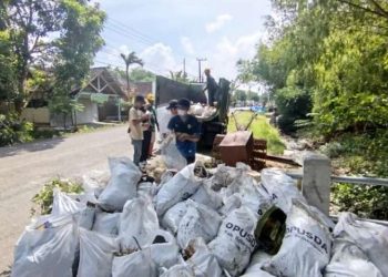 WCD Bojonegoro Gelar “Aksi Resik Jembatan”, Angkut Sampah dan Tanam 100 Pohon