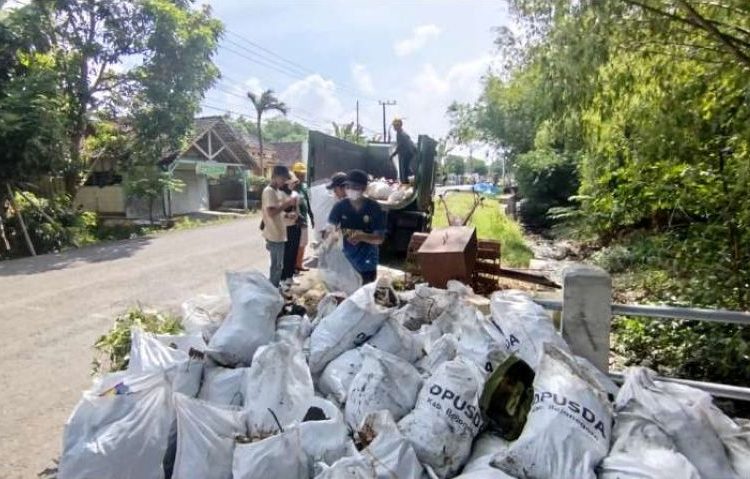 WCD Bojonegoro Gelar “Aksi Resik Jembatan”, Angkut Sampah dan Tanam 100 Pohon