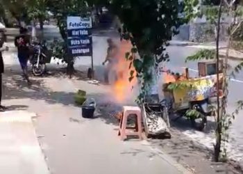 Motor Gerobak Pedagang Sempolan Terbakar di Depan SDN 1 Tamanarum, Warga Panik