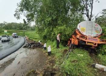 Truk Tangki Susu Tergelincir di Tikungan Irung Petruk Wonogiri, Tak Ada Korban Jiwa