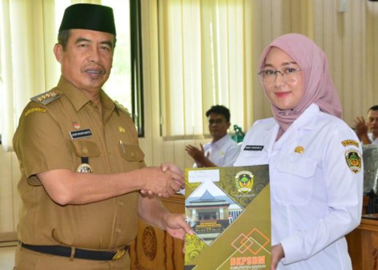 Bupati Madiun Serahkan SK Pengangkatan ASN Tahap II Tahun 2025