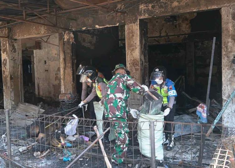 Polres dan Kodim Wonogiri Turun Tangan Bersihkan Puing Kebakaran Pasar Kota