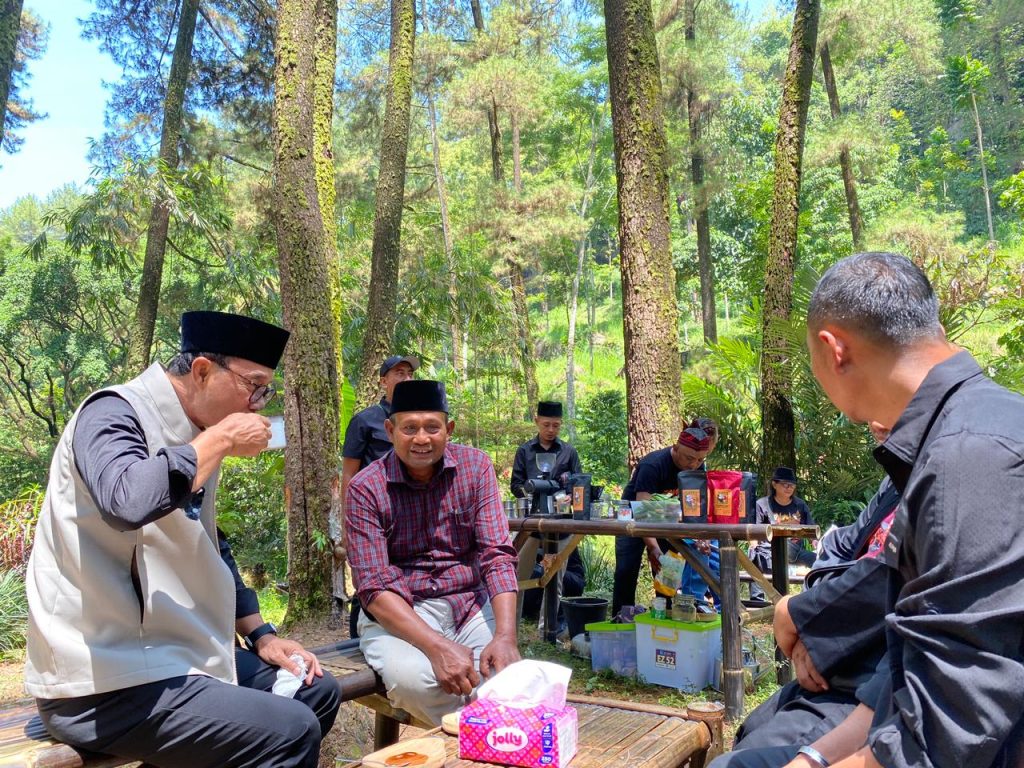 Budi Sulistyono Reses di Lereng Lawu, Nikmati Kopi Selondo Sambil Dukung UMKM Lokal