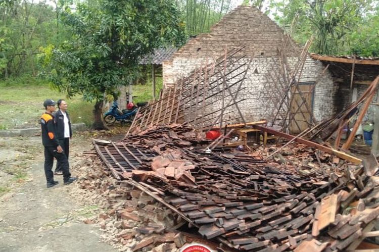 Hujan Disertai Angin Kencang Robohkan Dapur Rumah Warga di Magetan